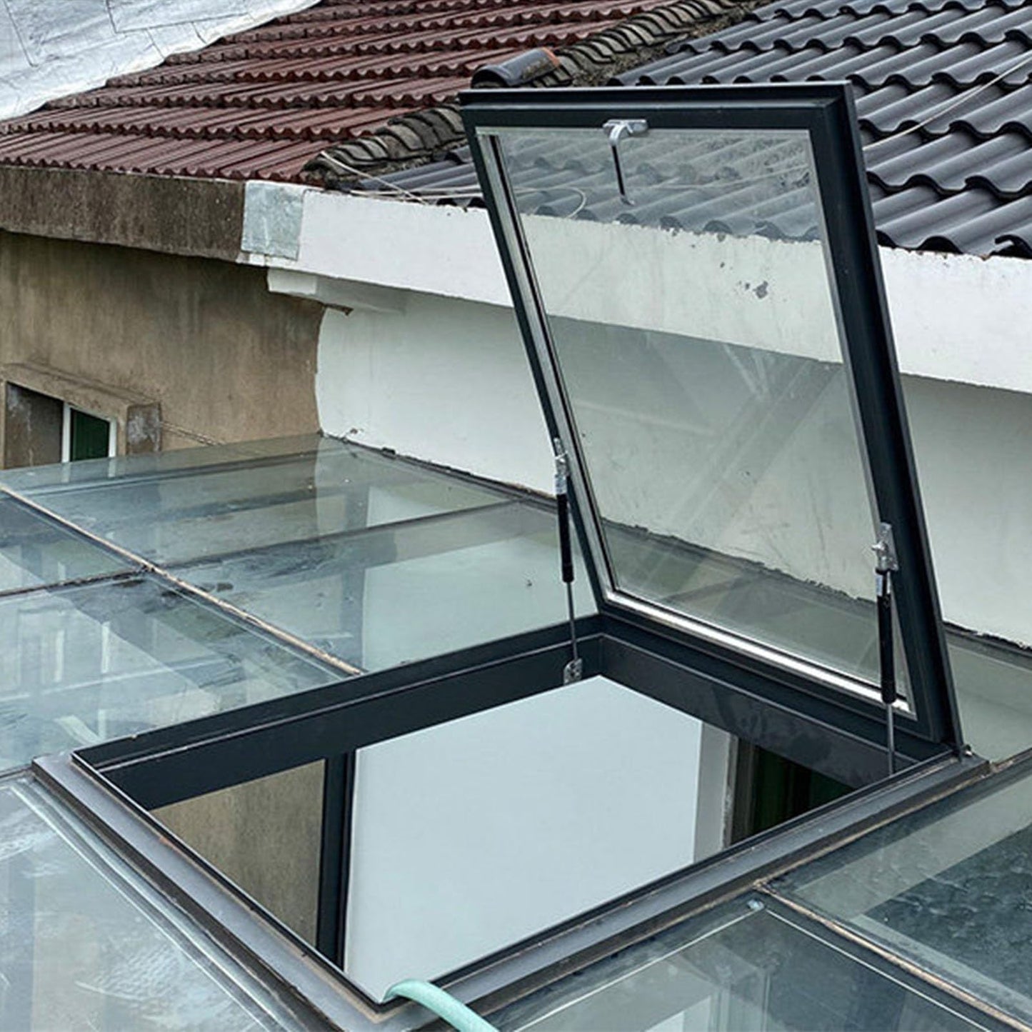 AMDHZ Skylights for Roofs Roof Hatch Door Aluminum Alloy Skylight Hydraulic Support Rod for Attics, Sunrooms, Greenhouses, and Commercial Ventilation Openings(70x70-81x81 cm)
